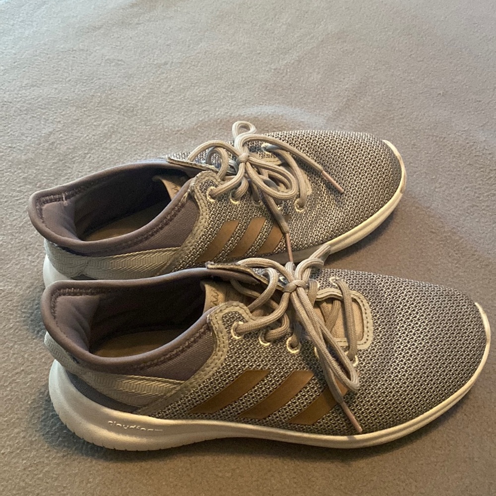 Womens adidas tennis shoes. Very comfortable and good condition.